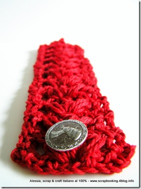 anemoni rossi sul braccialetto a crochet