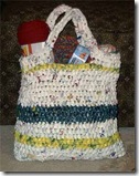 borsa in plastica riciclata a crochet