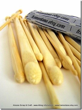 uncinetti lunghi in bamboo ed etichette di stoffa