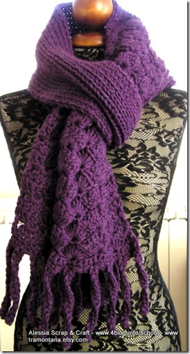 Una grande sciarpa viola fatta con uncinetto + maglia
