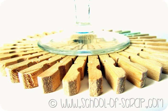 Decorazioni per la tavola: i sottobicchieri fatti con le mollette di legno 