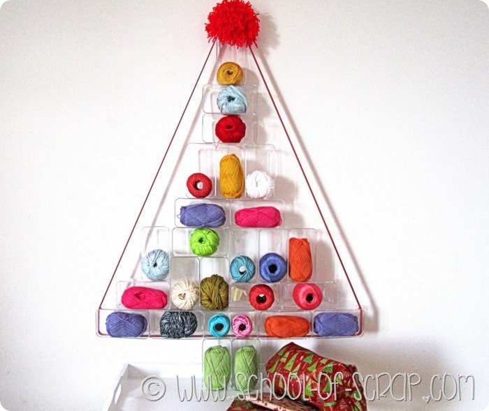 Idee per Natale: albero di Natale fatto con scatole trasparenti e gomitoli