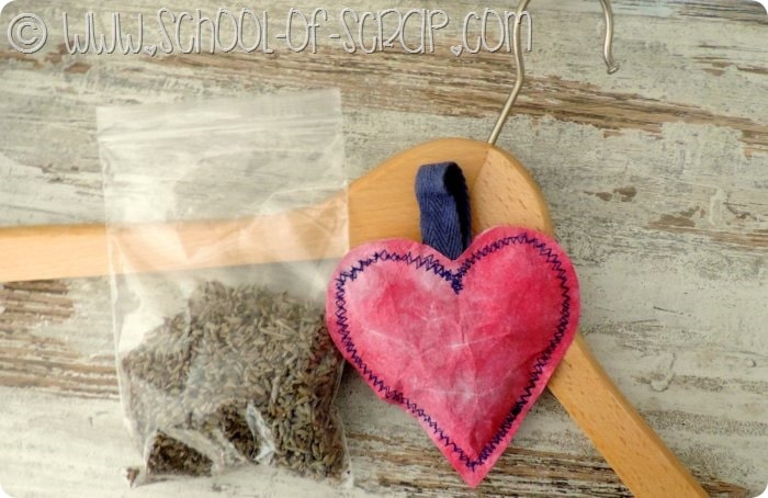 Idee geniali: il cuore profumabiancheria fatto con foglietti acchiappacolore