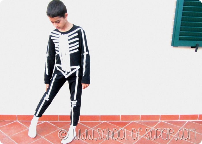 Halloween con i bambini: costume da scheletro fatto in 5 minuti