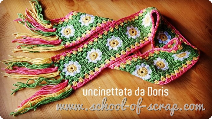 la sciarpa di Doris, fatta con la piastrella facile con la margherita